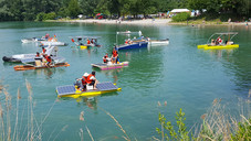 Solarboote in einem See im Wasser