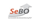 Logo Kürzel SeBO mit hellgrauem Pfeil, Schriftzug Servicestelle Berufsorientierung