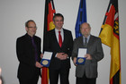 Wirtschaftsminister Hendrik Hering bei der Preisverleihung an Alfons Axmann und Manfred Scherer