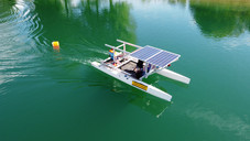 Kleines Boot mit Solarpanelen im Wasser